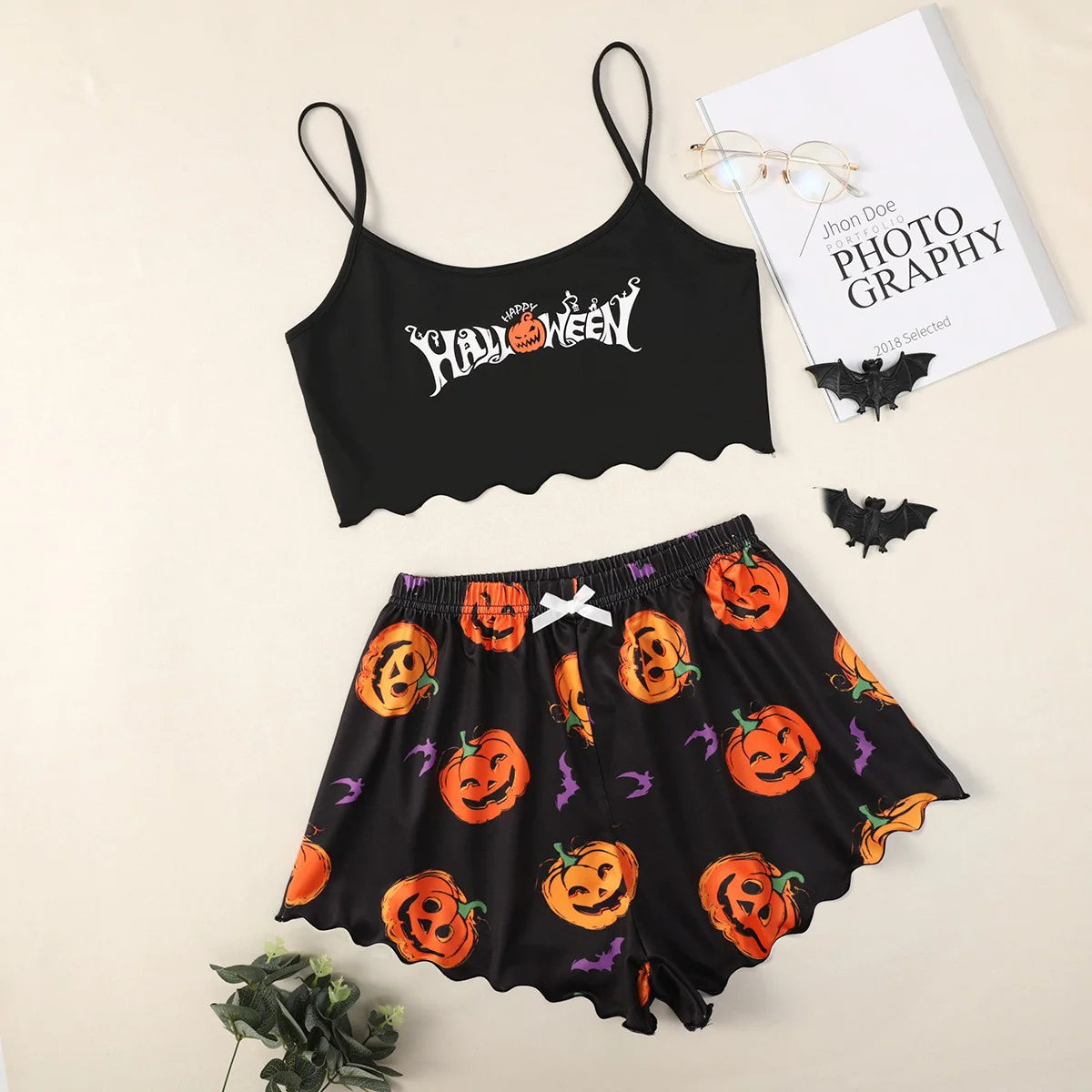 Spooktacular Comfort : Ensemble de pyjama deux pièces en fibre de polyester sur le thème d'Halloween pour femmes