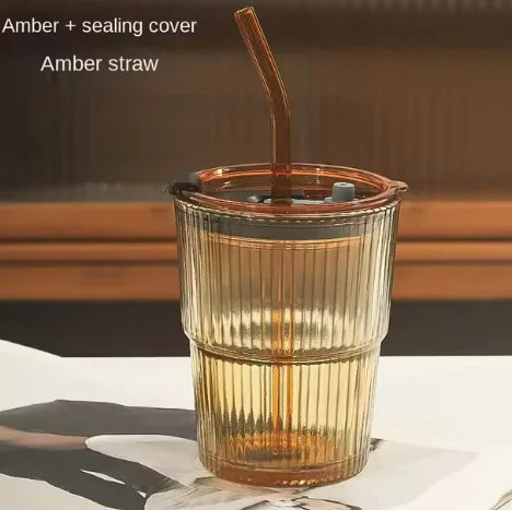 Tasse en verre à rayures transparentes avec couvercle et paille