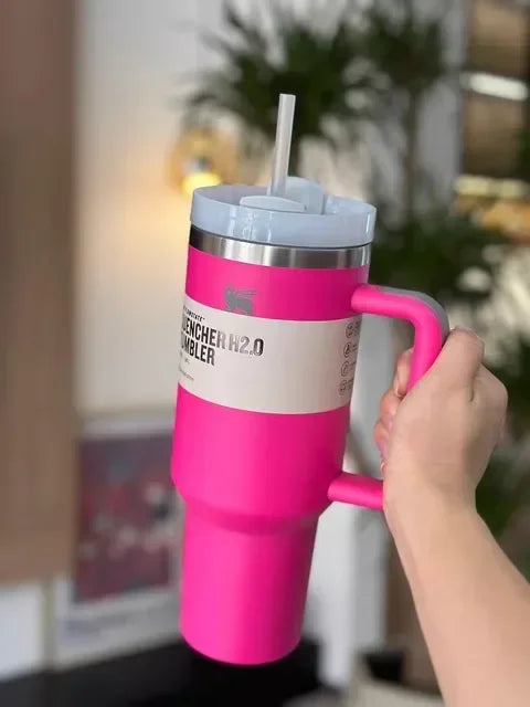 Tasse de voiture isolée
