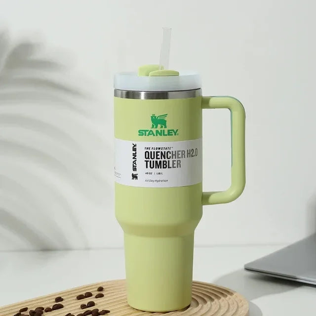 Tasse de voiture isolée