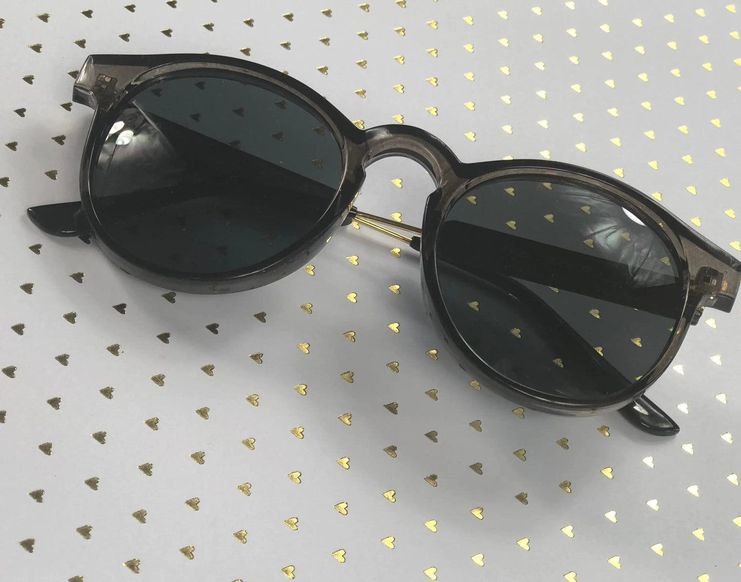 Belles lunettes de soleil avec étui