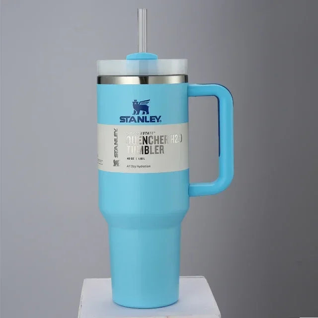 Tasse de voiture isolée