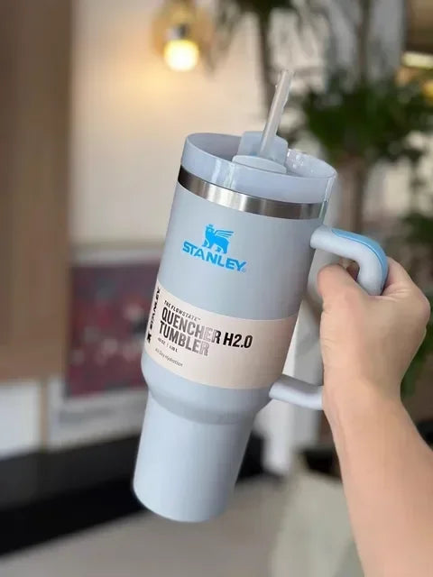 Tasse de voiture isolée