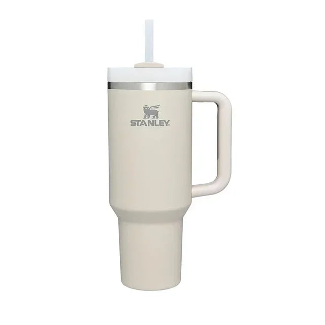 Tasse de voiture isolée