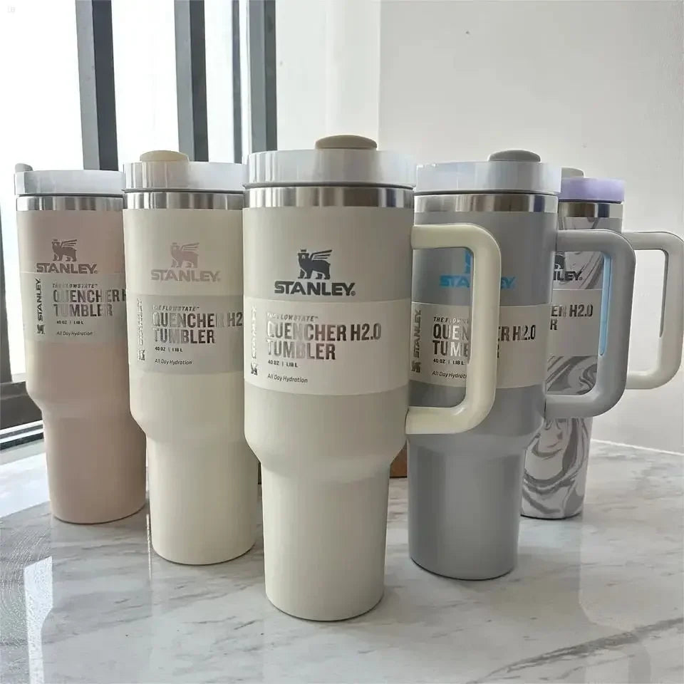 Tasse de voiture isolée