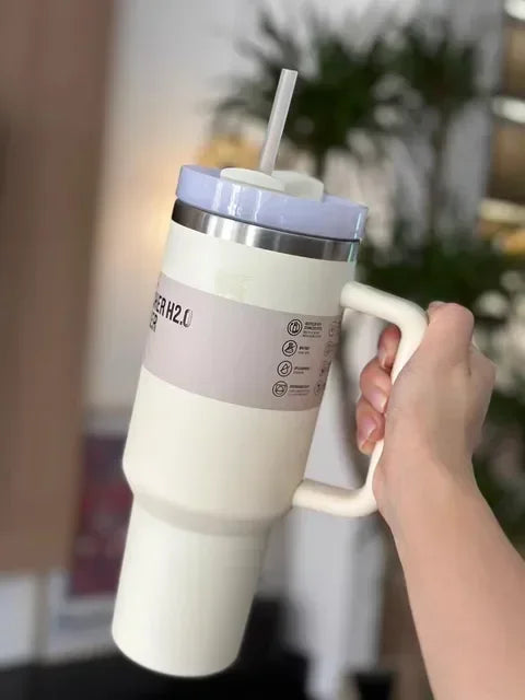Tasse de voiture isolée