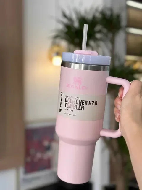 Tasse de voiture isolée