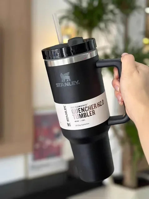Tasse de voiture isolée