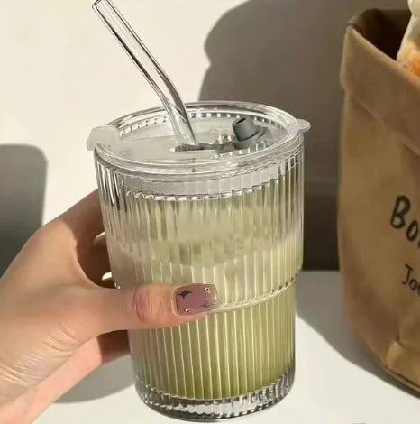 Tasse en verre à rayures transparentes avec couvercle et paille