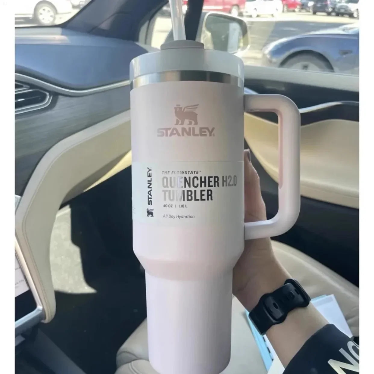 Tasse de voiture isolée