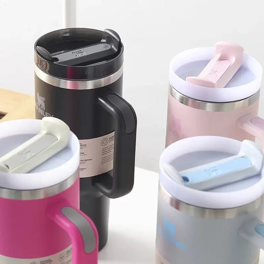 Tasse de voiture isolée