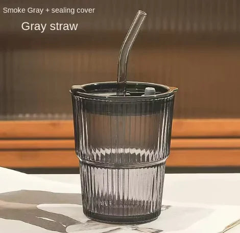 Tasse en verre à rayures transparentes avec couvercle et paille