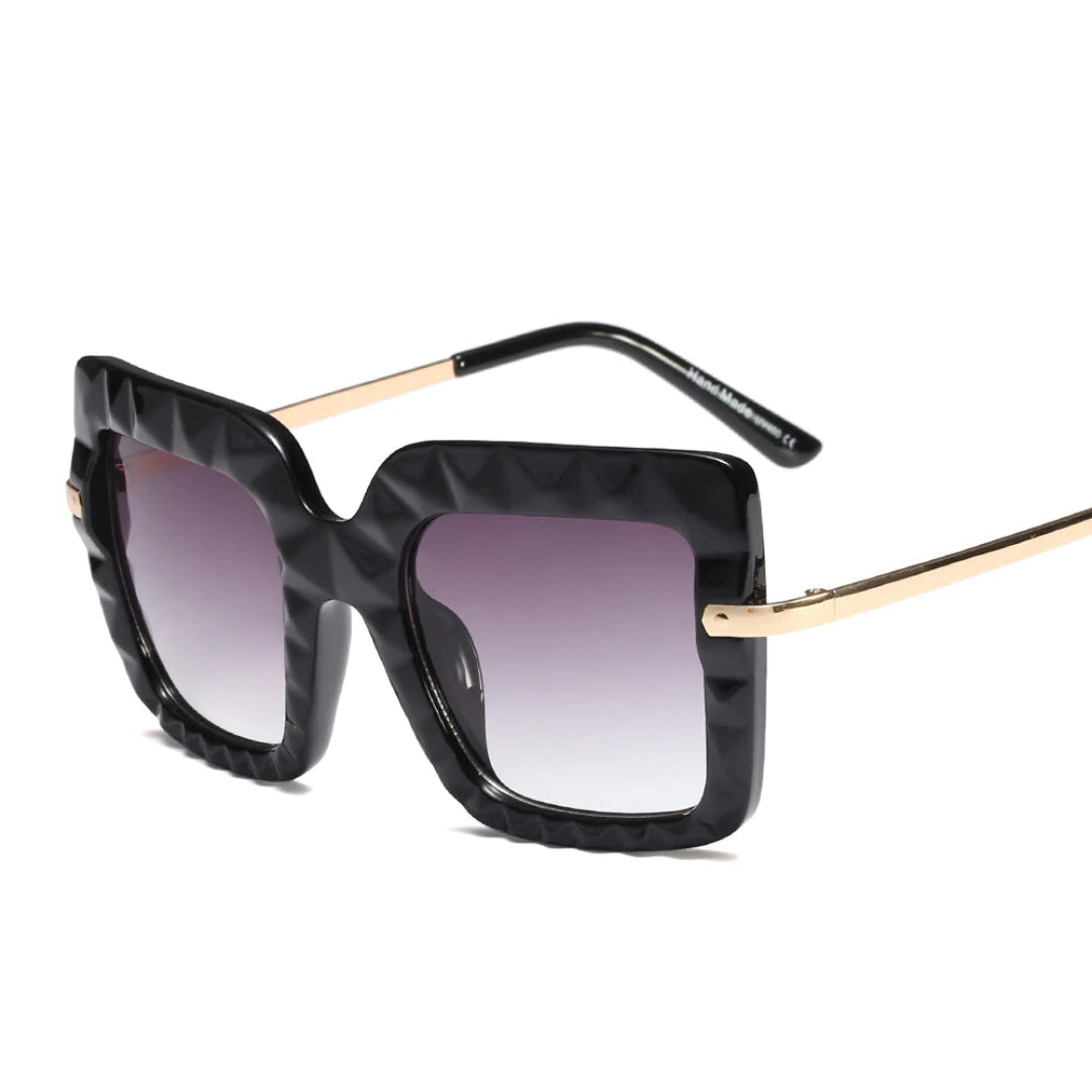 Lunettes de soleil confiantes
